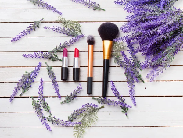 Heldere cosmetica met bloemen — Stockfoto