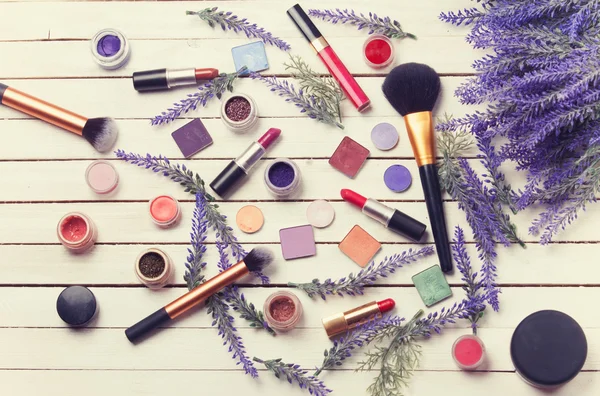 Çiçekli parlak kozmetik