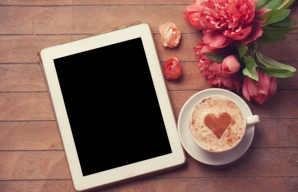 Tablet with cup of coffee — Stock Photo, Image