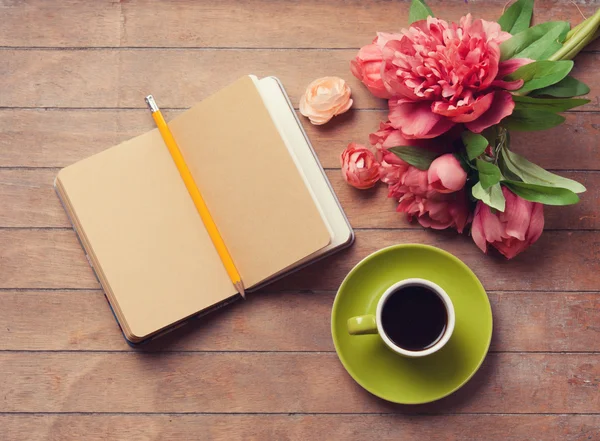 Xícara de café com caderno — Fotografia de Stock