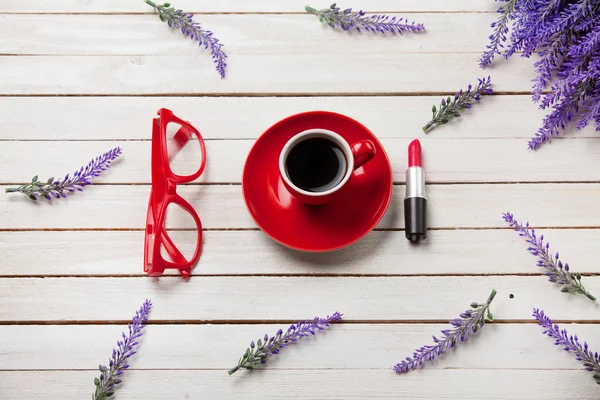 Kaffee, Lippenstift und Gläser — Stockfoto
