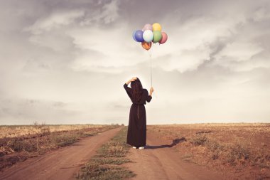 Kız çok renkli balonlar ile