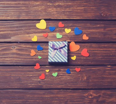 hediye kutusu ve kalpler