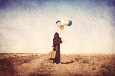 Kız çok renkli balonlar ile