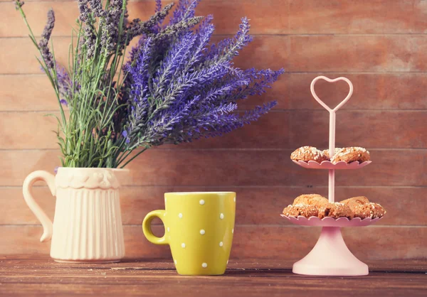 コーヒーとクッキーのカップ — ストック写真