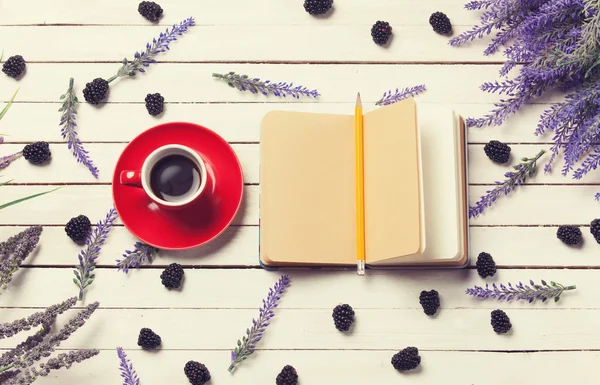 Taza de café y cuaderno — Foto de Stock