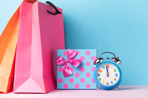 Alalrm clock and gift box — Stock Photo, Image