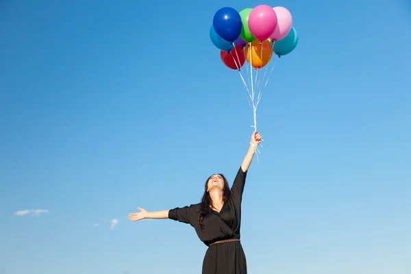 Meisje met veelkleurige ballonnen — Stockfoto