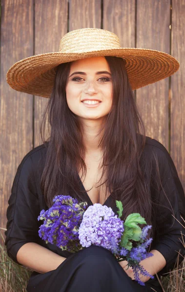 Brunette bruid met bloemen — Stockfoto