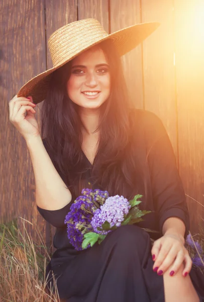 Panna młoda brunetka z kwiatami — Zdjęcie stockowe