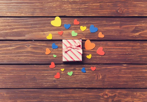 Caja de regalo y corazones — Foto de Stock