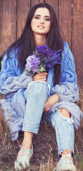 Young brunette girl with flowers — ストック写真