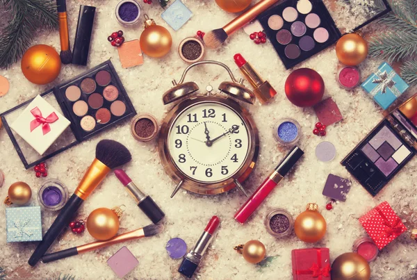 Alarm clock and cosmetics — Stock fotografie