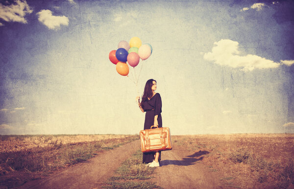 Девушка с разноцветными воздушными шарами
