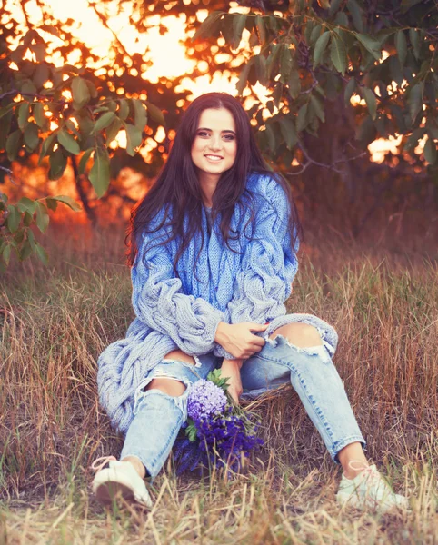 Young brunette girl with flowers — ストック写真