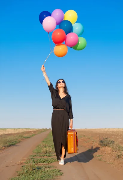Meisje met veelkleurige ballonnen — Stockfoto