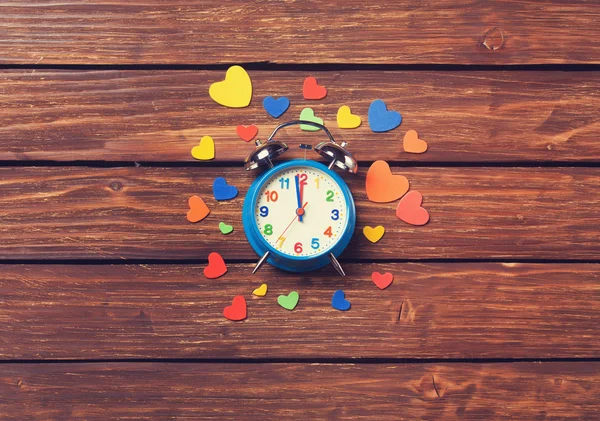 Retro alarm clock and hearts — Stockfoto