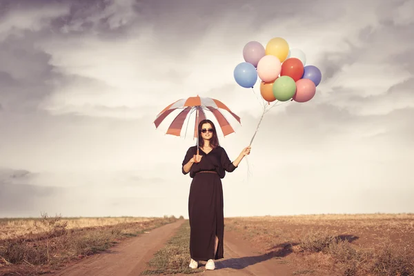 Дівчина з різнокольоровими повітряними кулями — стокове фото
