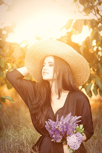 Brunette bruid met bloemen — Stockfoto