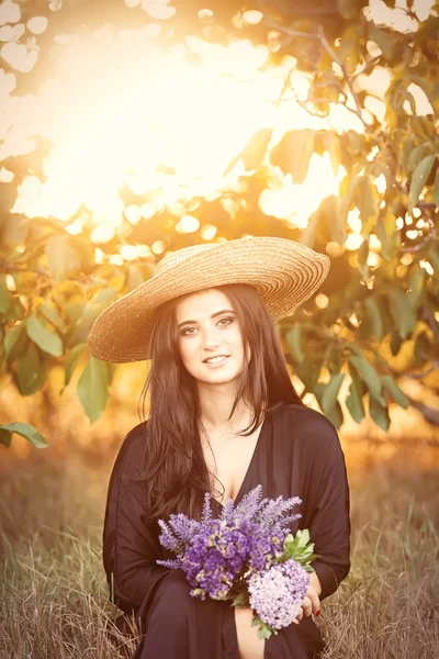 Brunette bruid met bloemen — Stockfoto