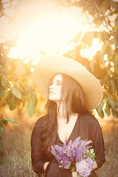 Brunette bruid met bloemen — Stockfoto