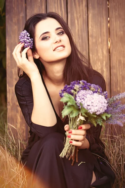 Panna młoda brunetka z kwiatami — Zdjęcie stockowe