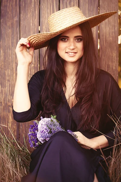 Brunette bruid met bloemen — Stockfoto