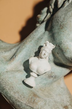 Antika büst parçaları kozmetik kavanozları üst görünüm