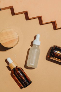 Kozmetik kavanozları bej dekor arka planı