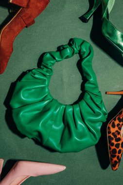 Kahverengi, 1940 'ların kadın ayakkabıları ve çantası.