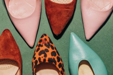 1940 'ların klasik topuklu ayakkabıları üstten yeşil arka plan