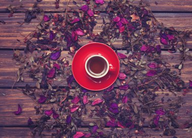 Bir fincan çay ve bitki.