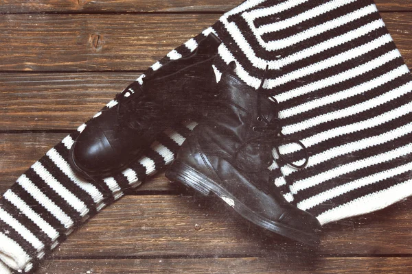 Pruhovaný svetr a boty — Stock fotografie