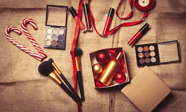Kosmetiku a vánoční dárky — Stock fotografie
