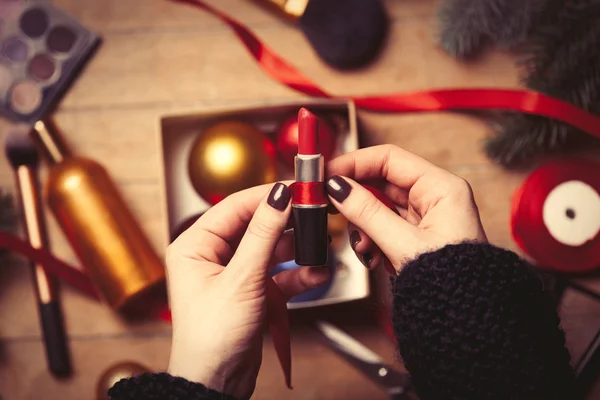 As mãos femininas estão embrulhando cosméticos — Fotografia de Stock