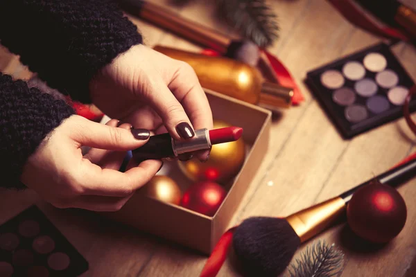 Las manos femeninas están envolviendo cosméticos — Foto de Stock