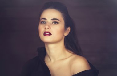 Genç ve güzel bir kadının portresi 