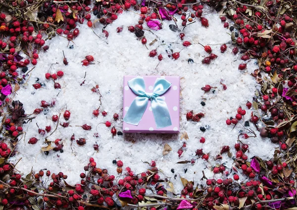 Подарочная коробка на снегу — стоковое фото