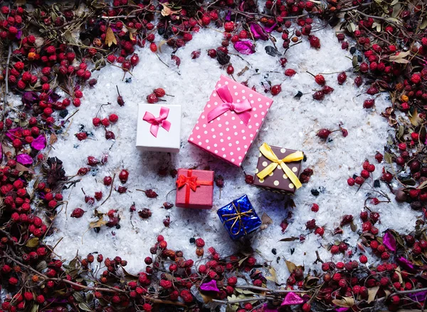 Caixas de presente na neve — Fotografia de Stock