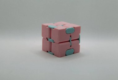 Beyaz arkaplanlı pembe ve mavi sonsuzluk küpü