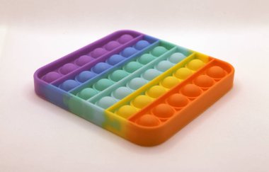 Gökkuşağı renkli popo beyaz arka planda oyuncak gibi