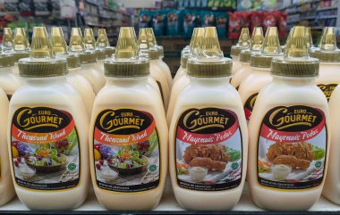 Bir markette binlerce şişe salata sosu ve baharatlı mayonez. 