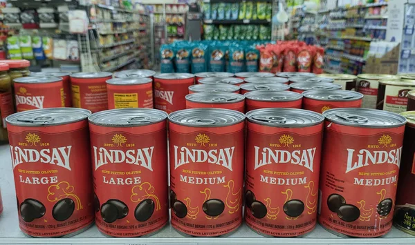 Uma Fileira Várias Latas Produtos Linho Uma Prateleira Supermercado — Fotografia de Stock