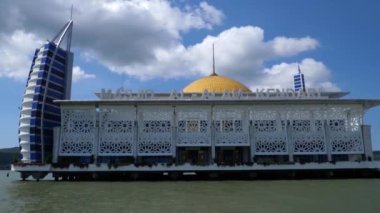 Kendari, Güneydoğu Sulawesi, Endonezya - 6 Mart 2021: El-Alam Camii, Endonezya 'nın güneydoğu Sulawesi kentinde bir camidir. Cami, dini turizm için bir duraktır..