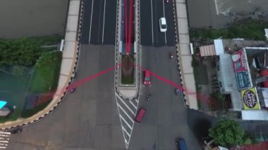 solo, Central Java, Endonezya - 15 Şubat 2021: Tirtonadi Köprüsü solosunda yer alan dev Kris heykeli tek kişilik şehrin bir simgesidir.