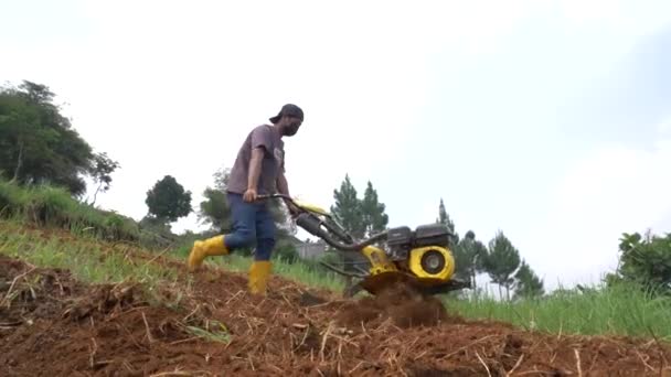 Bandung Západní Jáva Indonésie Června 2021 Farmář Orá Půdu Své — Stock video