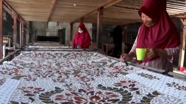 Solo, Endonezya-23 Haziran 2021: Batik, Endonezya 'nın tüm kumaşa uygulanan balmumu dirençli boya tekniğidir.