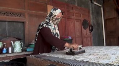 Solo, Endonezya-23 Haziran 2021: Batik, Endonezya 'nın tüm kumaşa uygulanan balmumu dirençli boya tekniğidir.