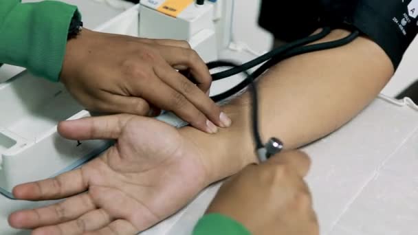 Jakarta Indonésie Července 2021 Lékař Používající Sfygmomanometr Stetoskopem Kontrolující Krevní — Stock video