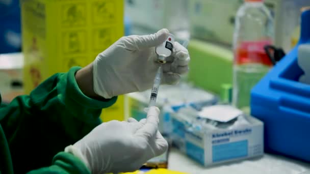 ジャカルタ インドネシア 2021年7月26日 医師がピタルボトルからCovid 19ワクチンを汲み上げ ワクチン接種用注射器注射器を充填 — ストック動画